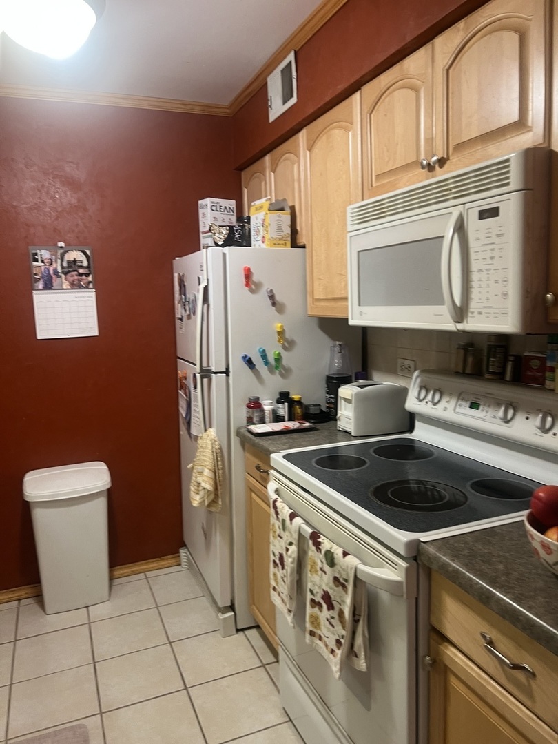 6139 KNOLL WOOD Road #103, Willowbrook, IL 60527
