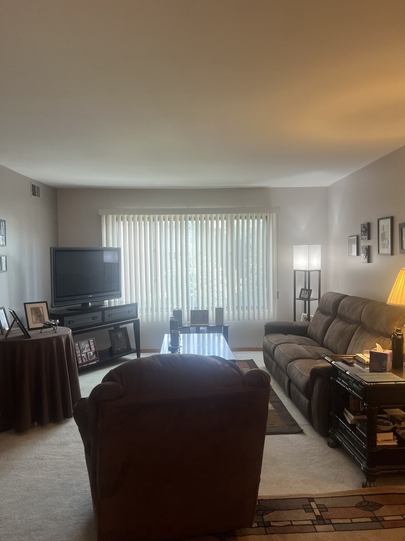 6139 KNOLL WOOD Road #103, Willowbrook, IL 60527