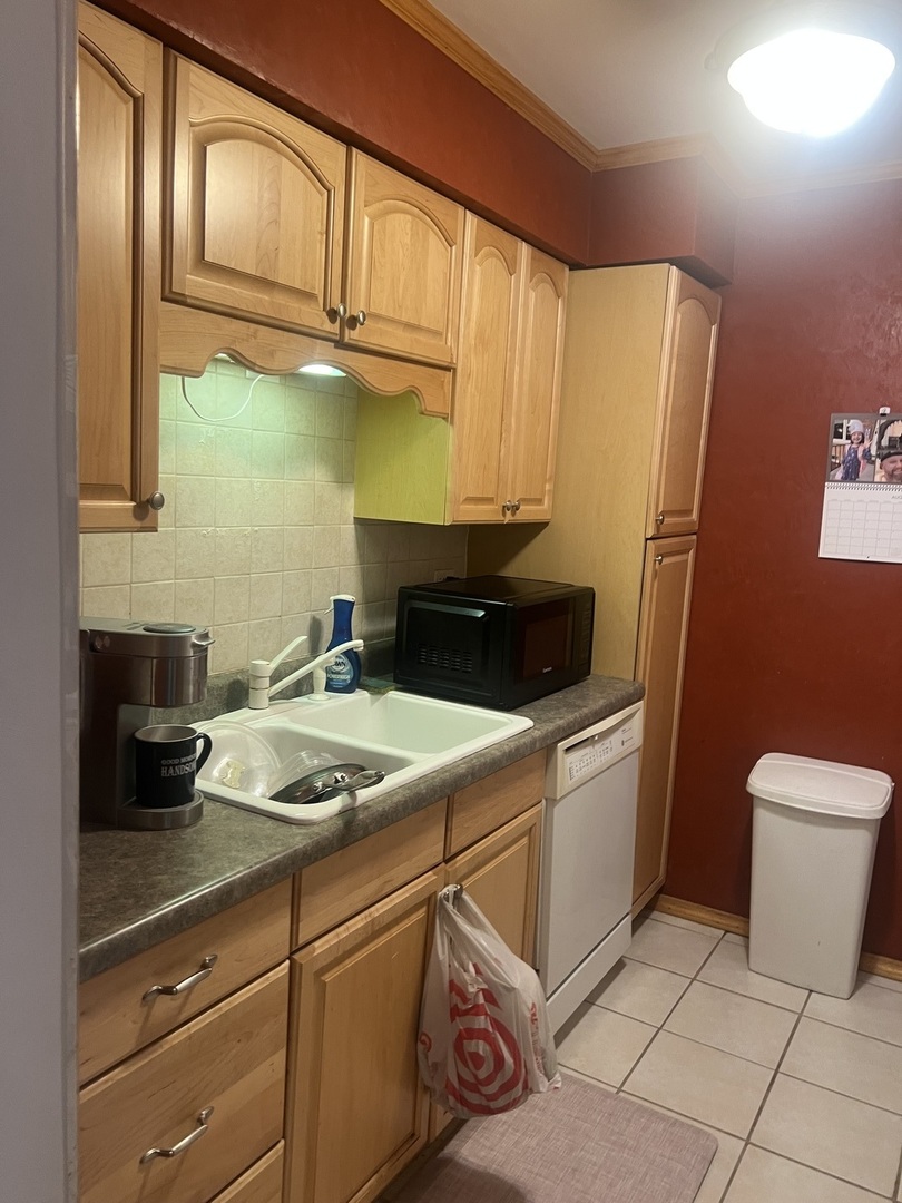 6139 KNOLL WOOD Road #103, Willowbrook, IL 60527