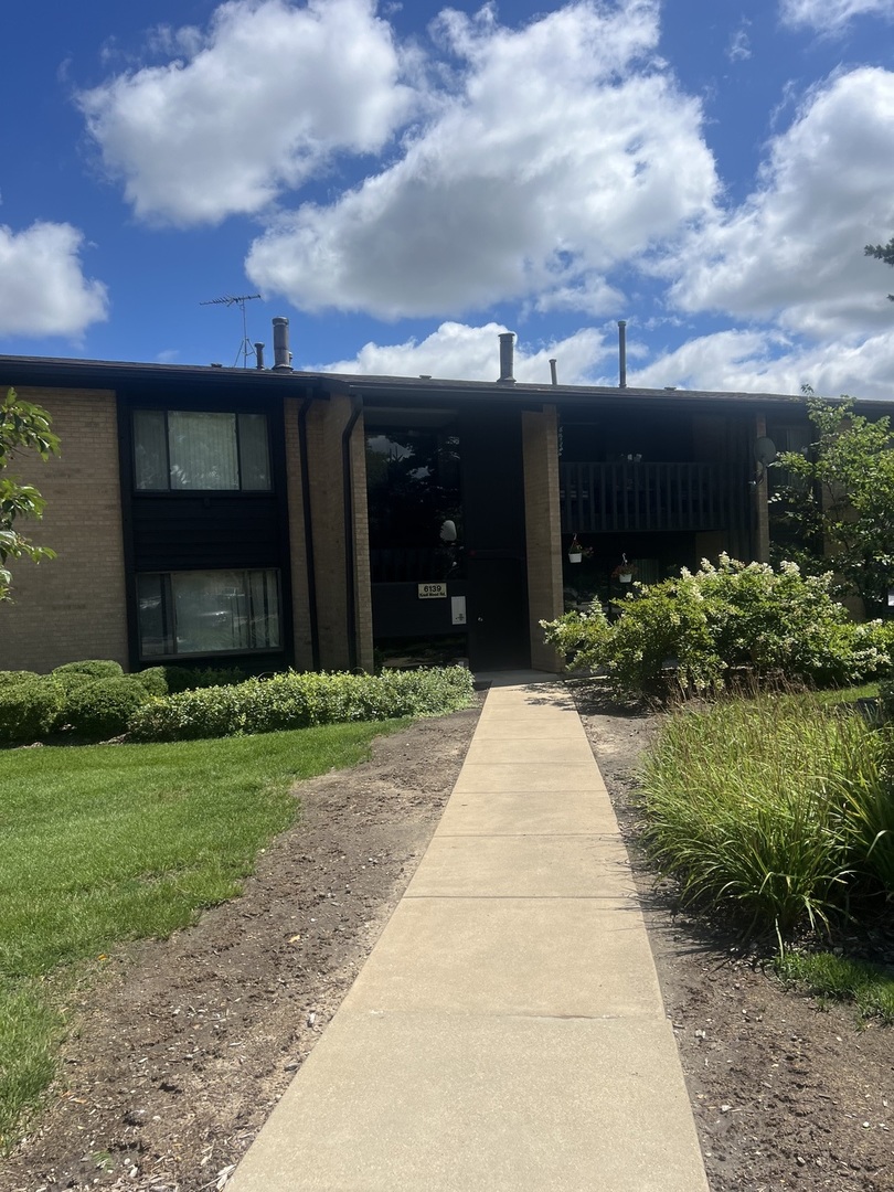 6139 KNOLL WOOD Road #103, Willowbrook, IL 60527
