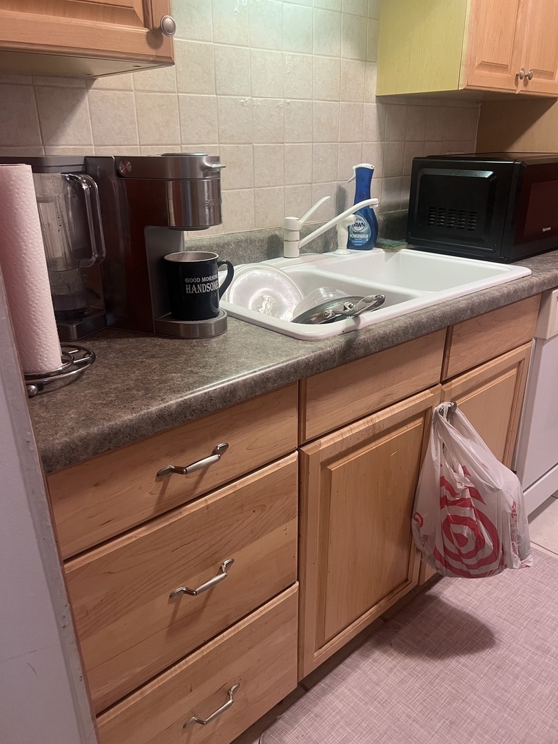 6139 KNOLL WOOD Road #103, Willowbrook, IL 60527