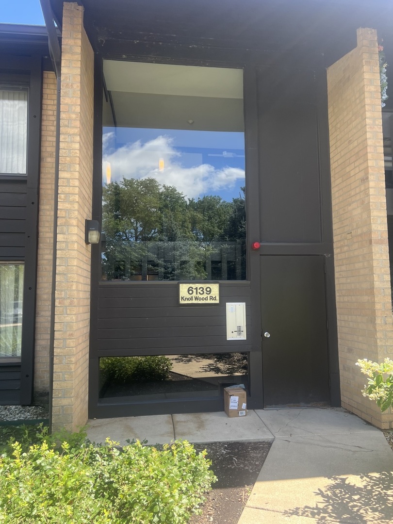 6139 KNOLL WOOD Road #103, Willowbrook, IL 60527