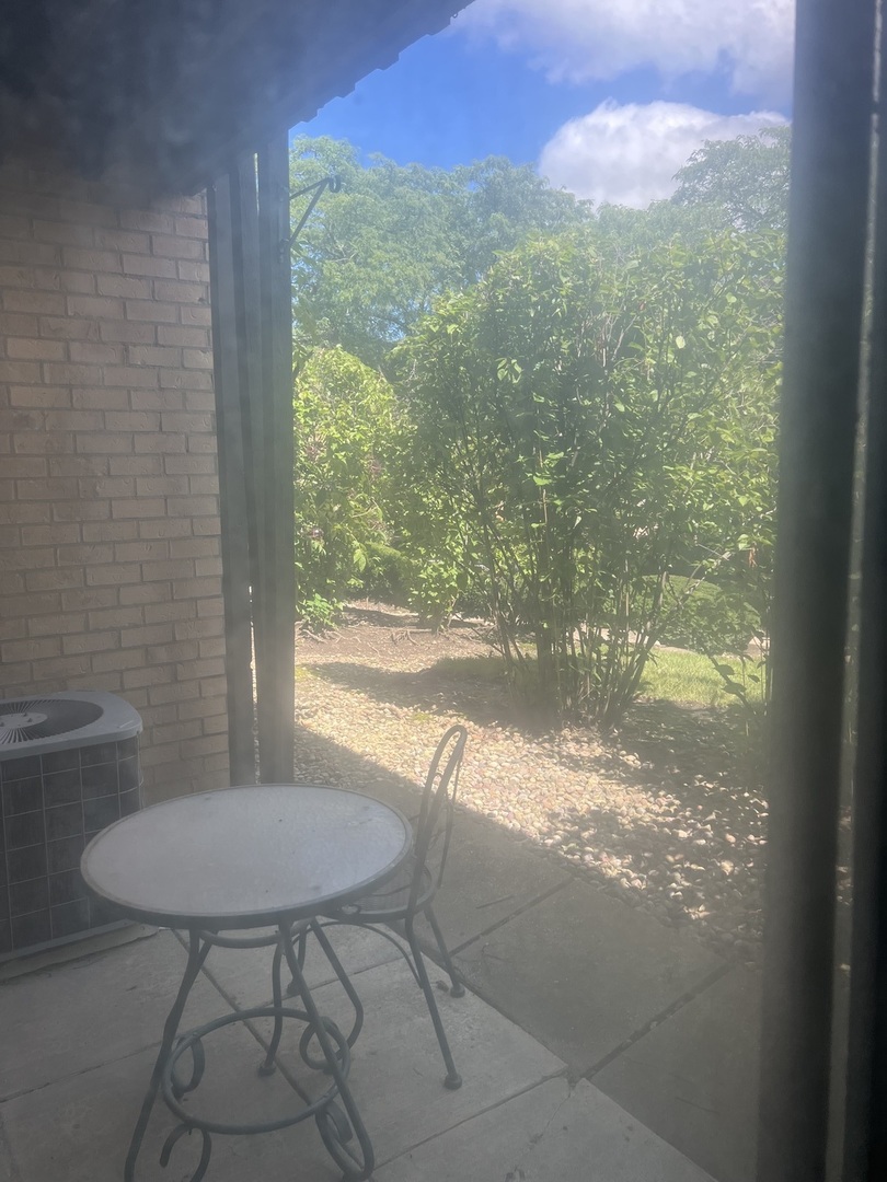 6139 KNOLL WOOD Road #103, Willowbrook, IL 60527