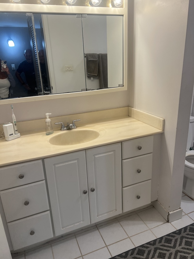 6139 KNOLL WOOD Road #103, Willowbrook, IL 60527