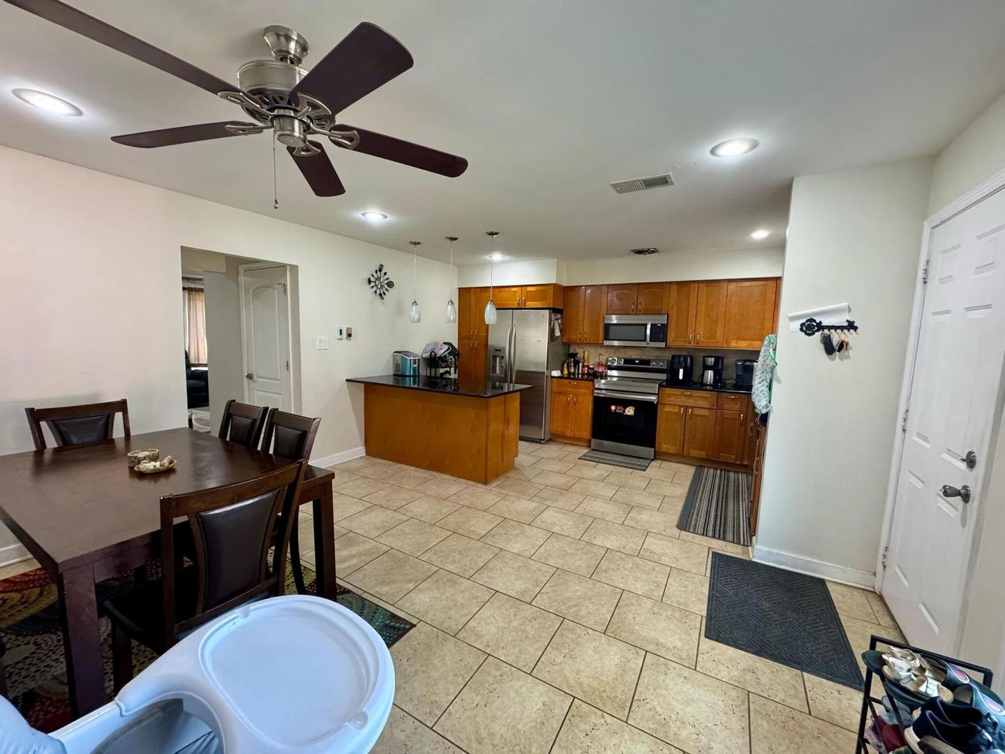 1 S 215 Stratford Lane, Villa Park, IL 60181