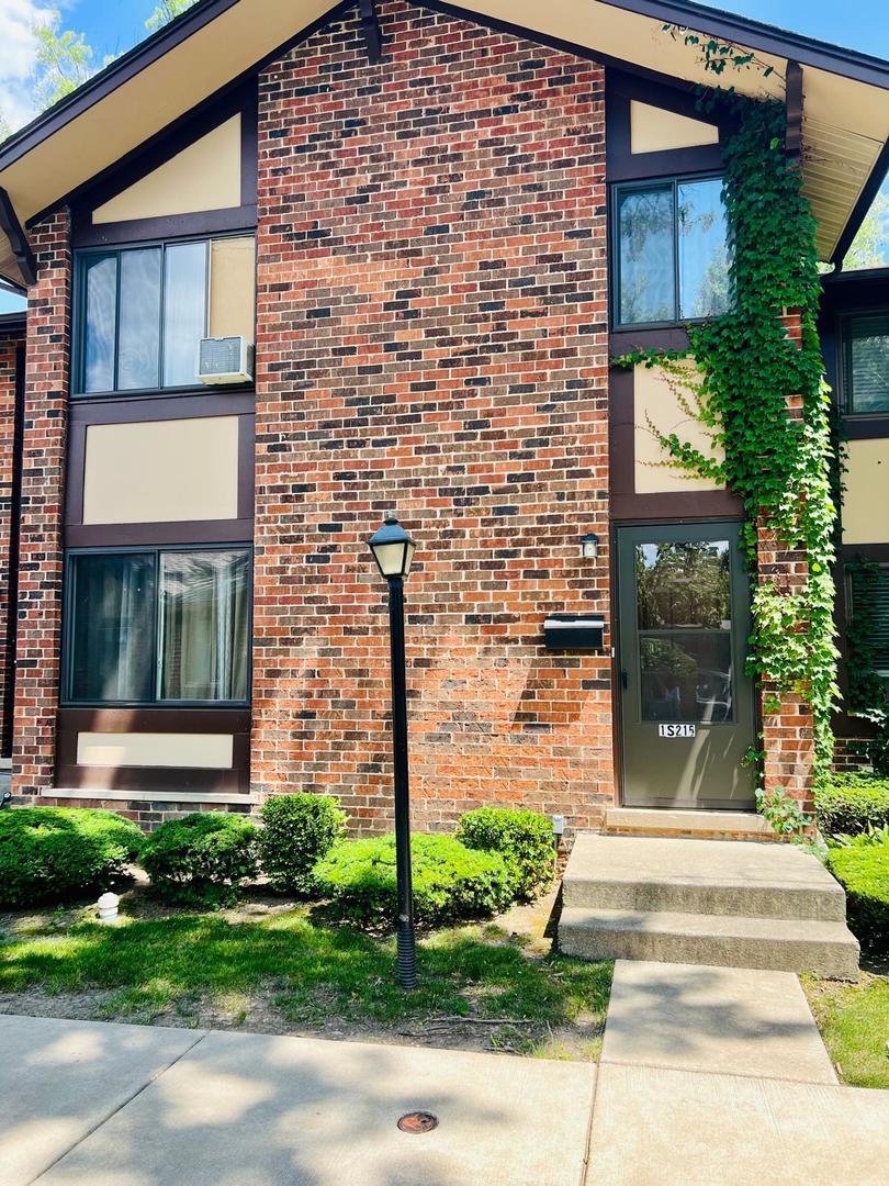 1 S 215 Stratford Lane, Villa Park, IL 60181