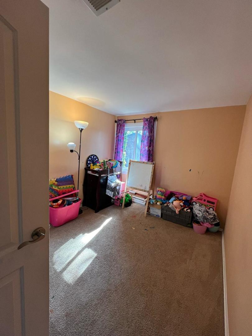 1 S 215 Stratford Lane, Villa Park, IL 60181