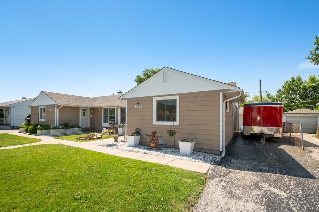 8882 S Main Street, Hometown, IL 60456