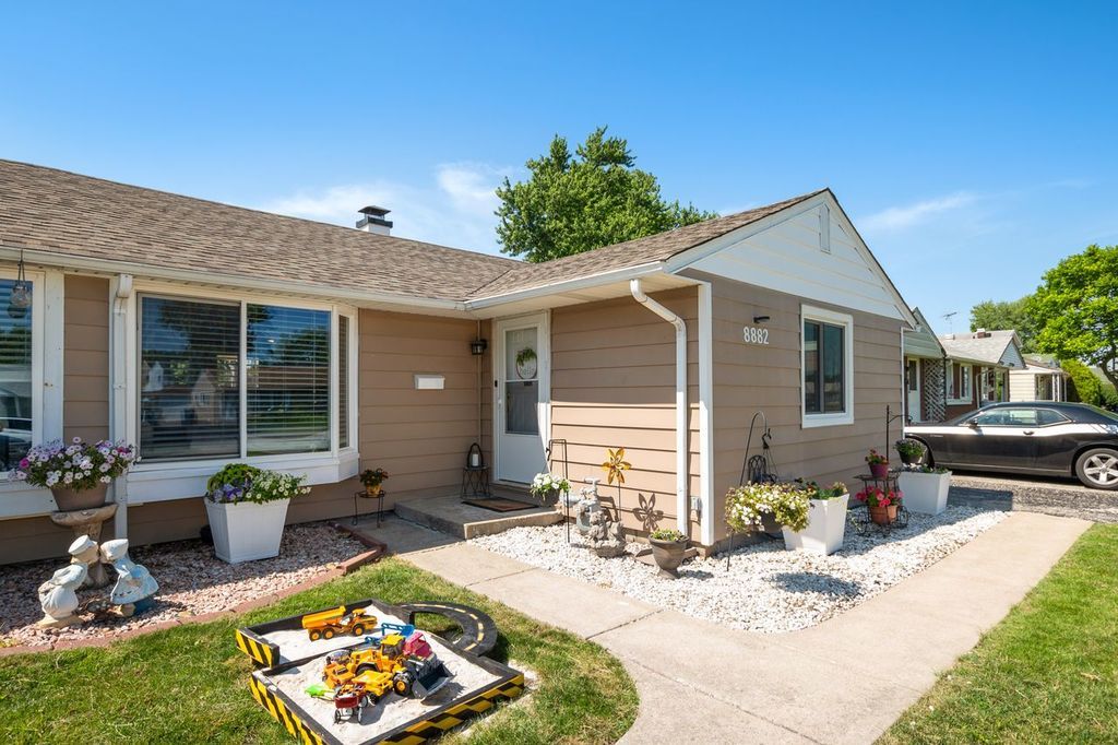 8882 S Main Street, Hometown, IL 60456