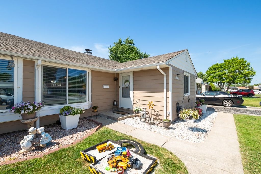 8882 S Main Street, Hometown, IL 60456