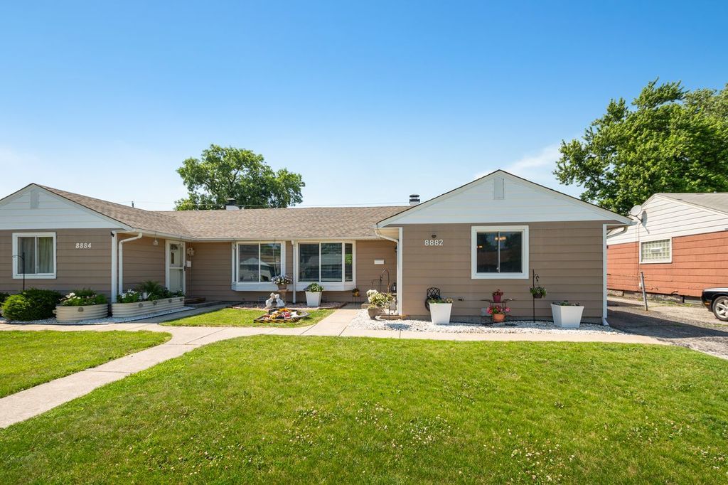 8882 S Main Street, Hometown, IL 60456