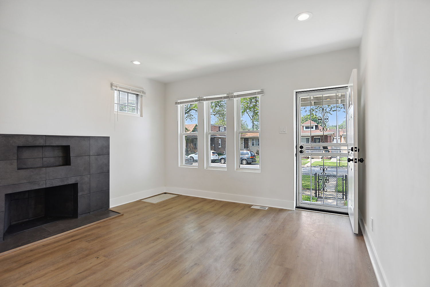8235 S Woodlawn Avenue, Chicago, IL 60619