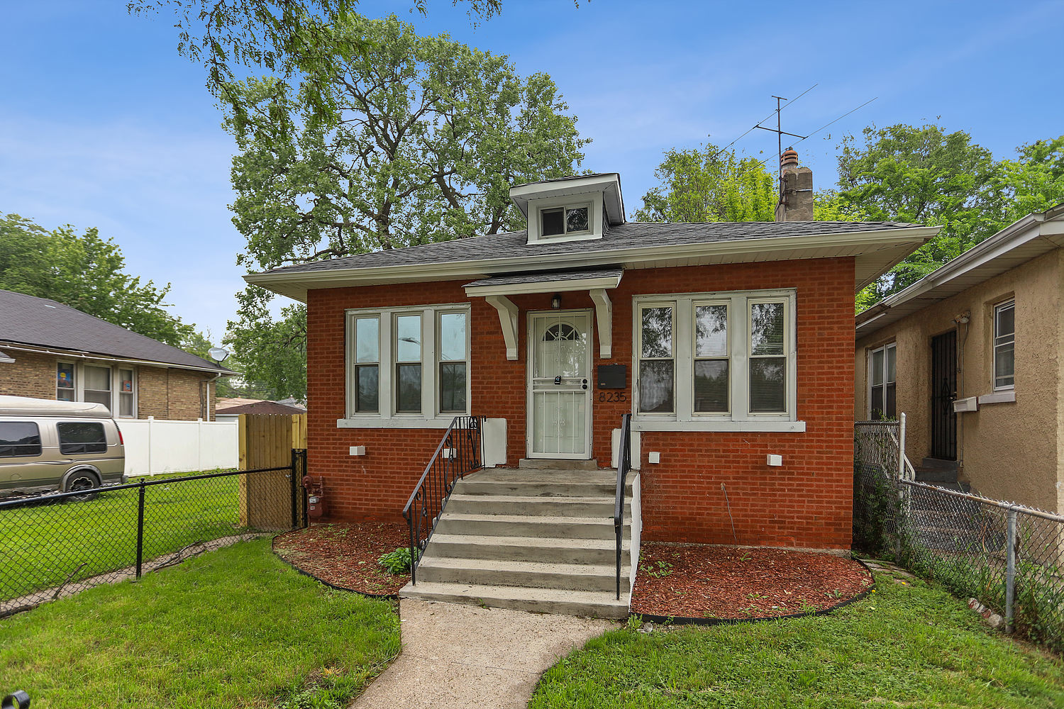 8235 S Woodlawn Avenue, Chicago, IL 60619