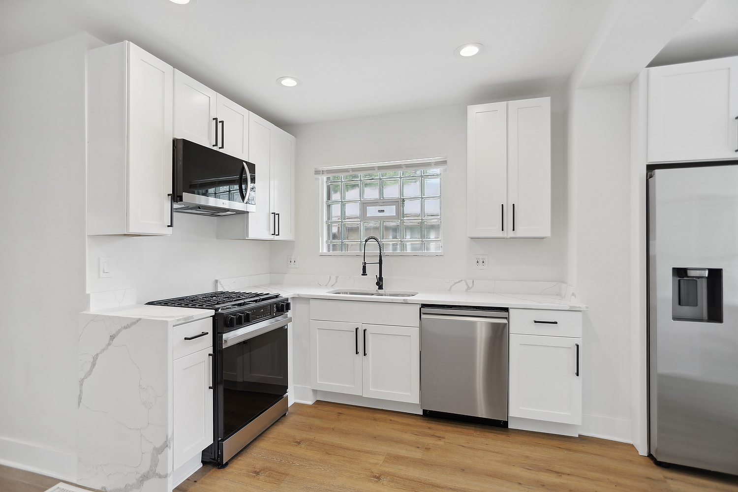 8235 S Woodlawn Avenue, Chicago, IL 60619