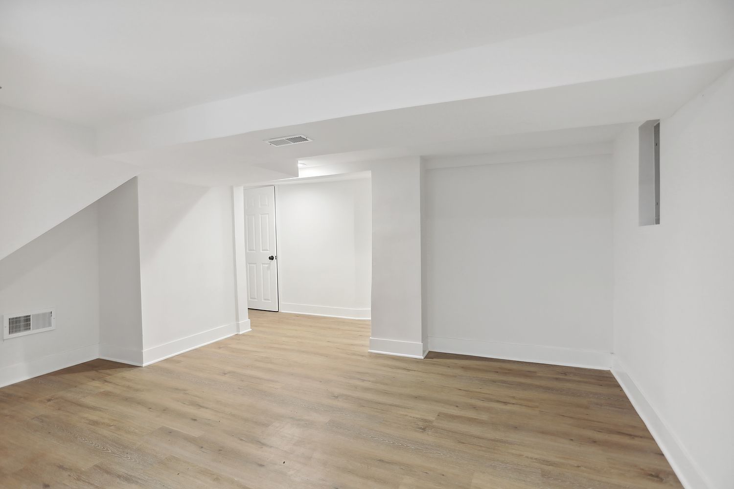 8235 S Woodlawn Avenue, Chicago, IL 60619