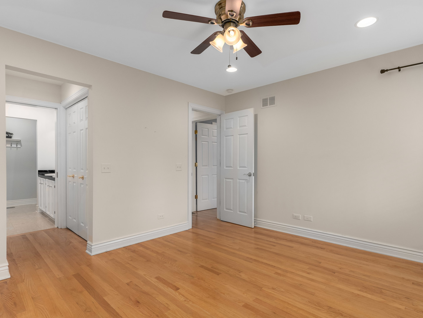 471 RIVER BEND Road #107, Naperville, IL 60540