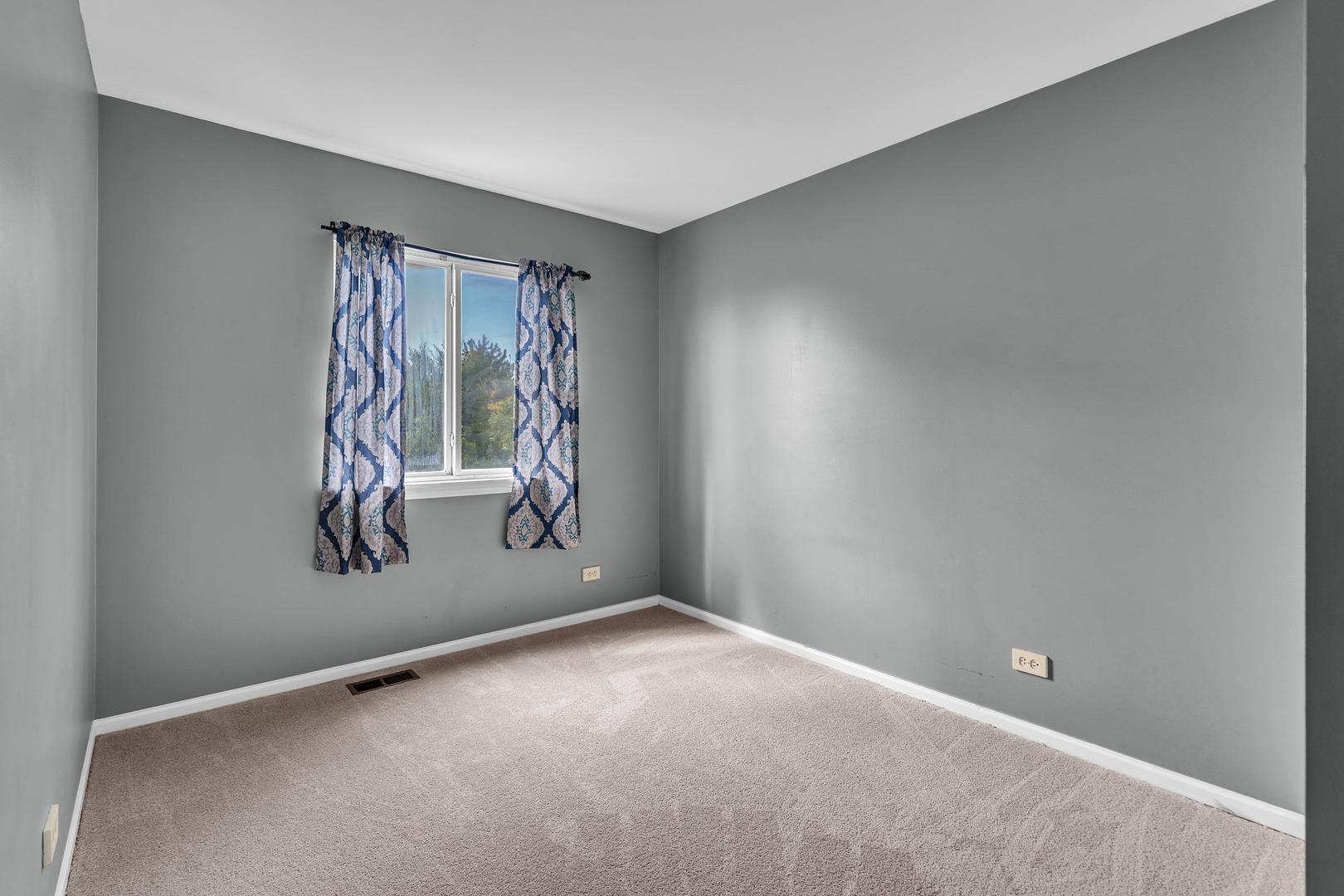 131 S Annandale Drive, Lake In The Hills, IL 60156