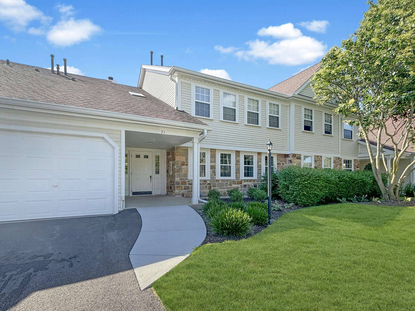 71 Larch Court #B, Schaumburg, IL 60193