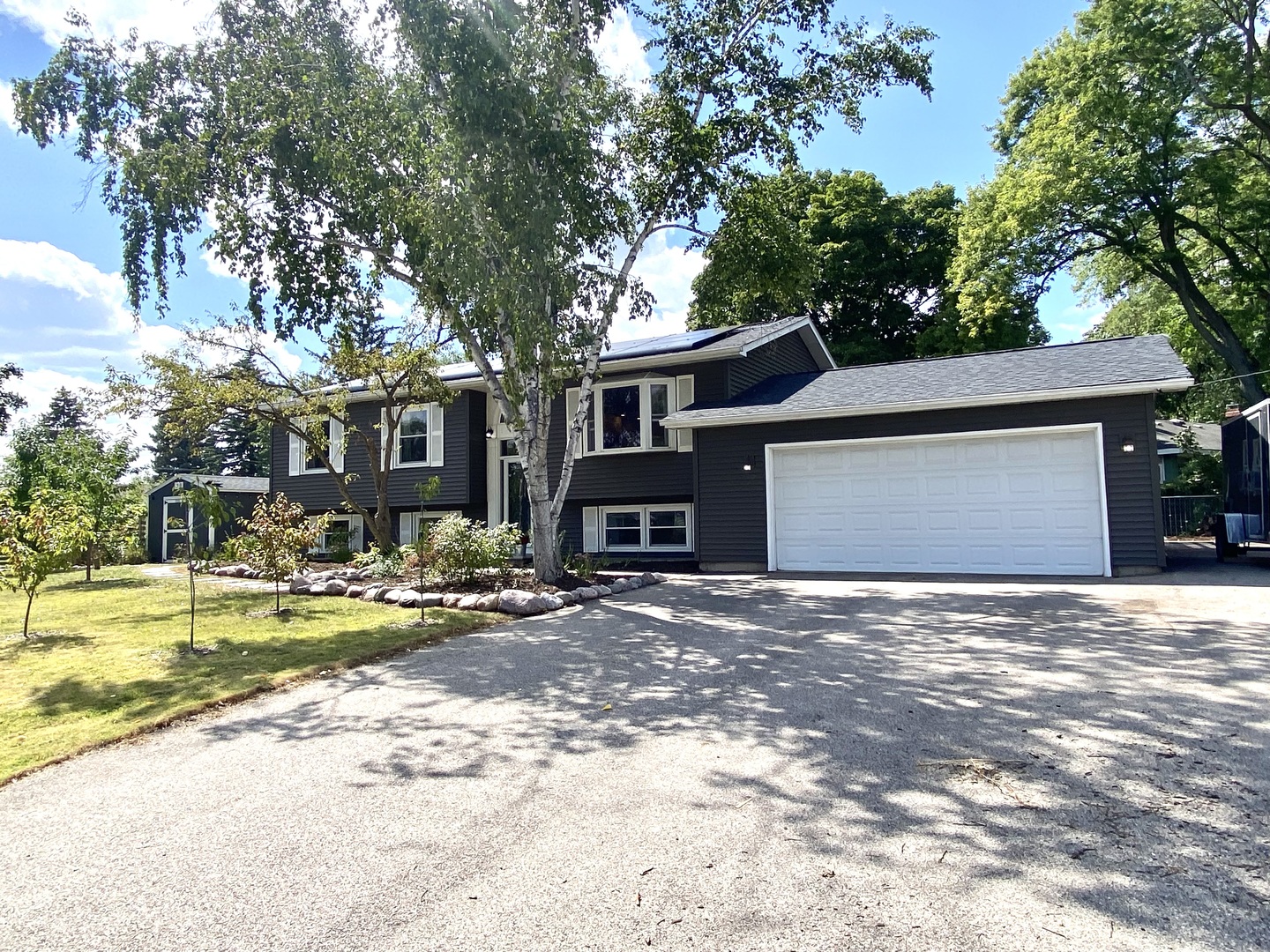 54 Hickory Drive, Lindenhurst, IL 60046