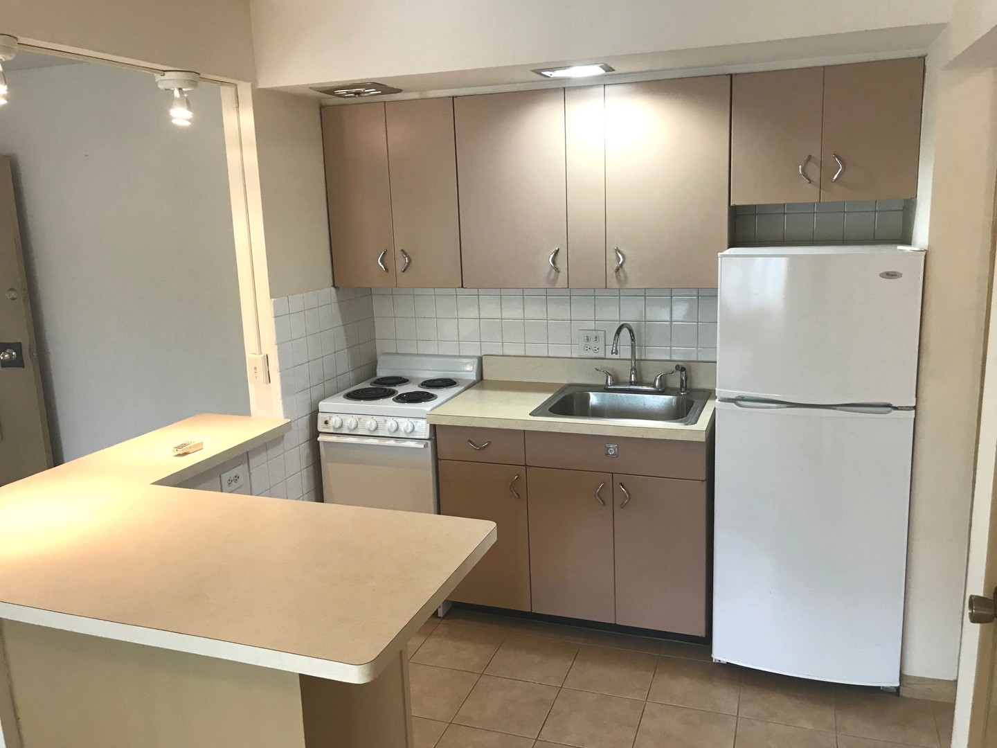 725 BUSSE Highway #6, Park Ridge, IL 60068