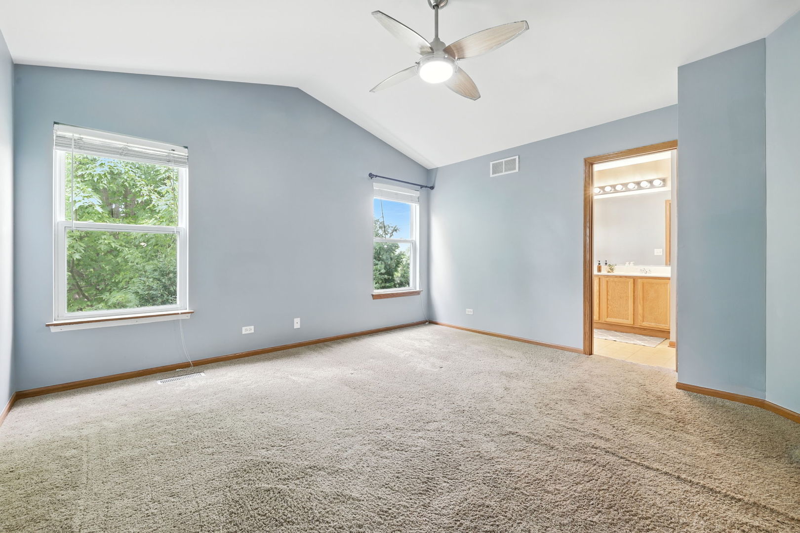 2027 W Savannah Parkway, Round Lake, IL 60073