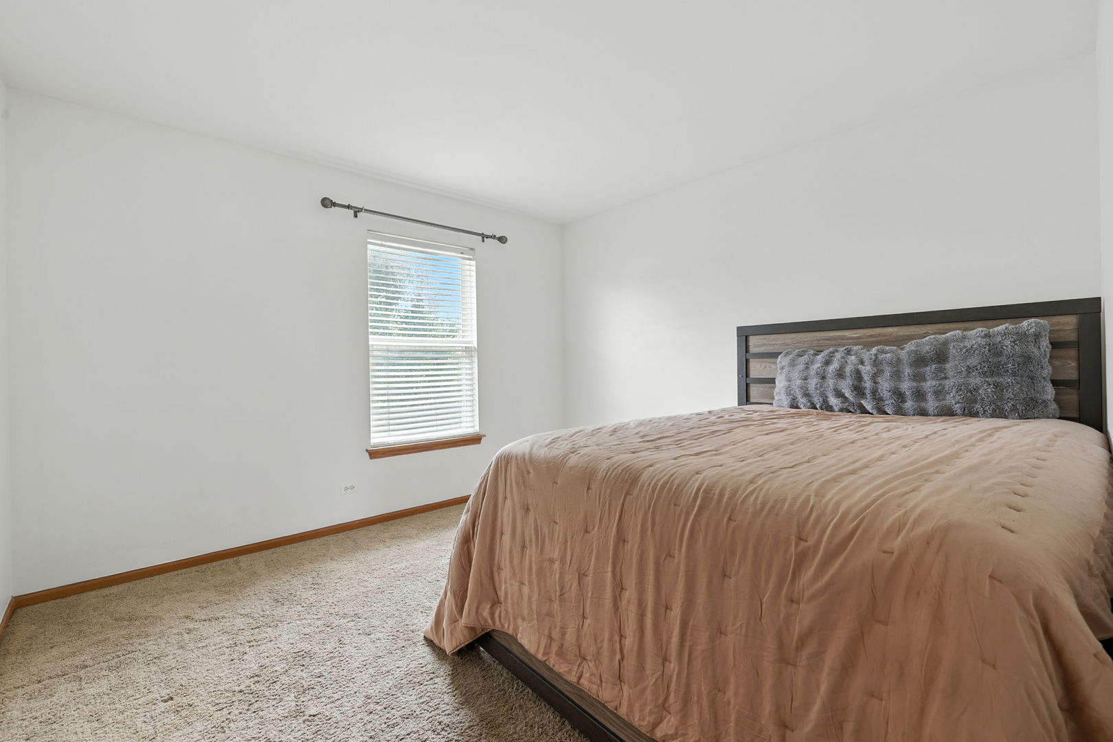 2027 W Savannah Parkway, Round Lake, IL 60073