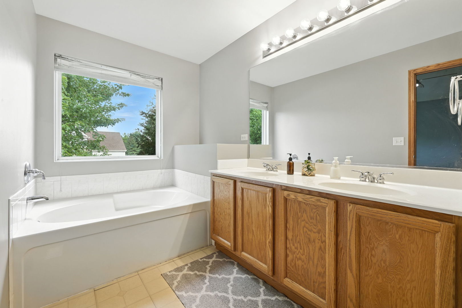 2027 W Savannah Parkway, Round Lake, IL 60073