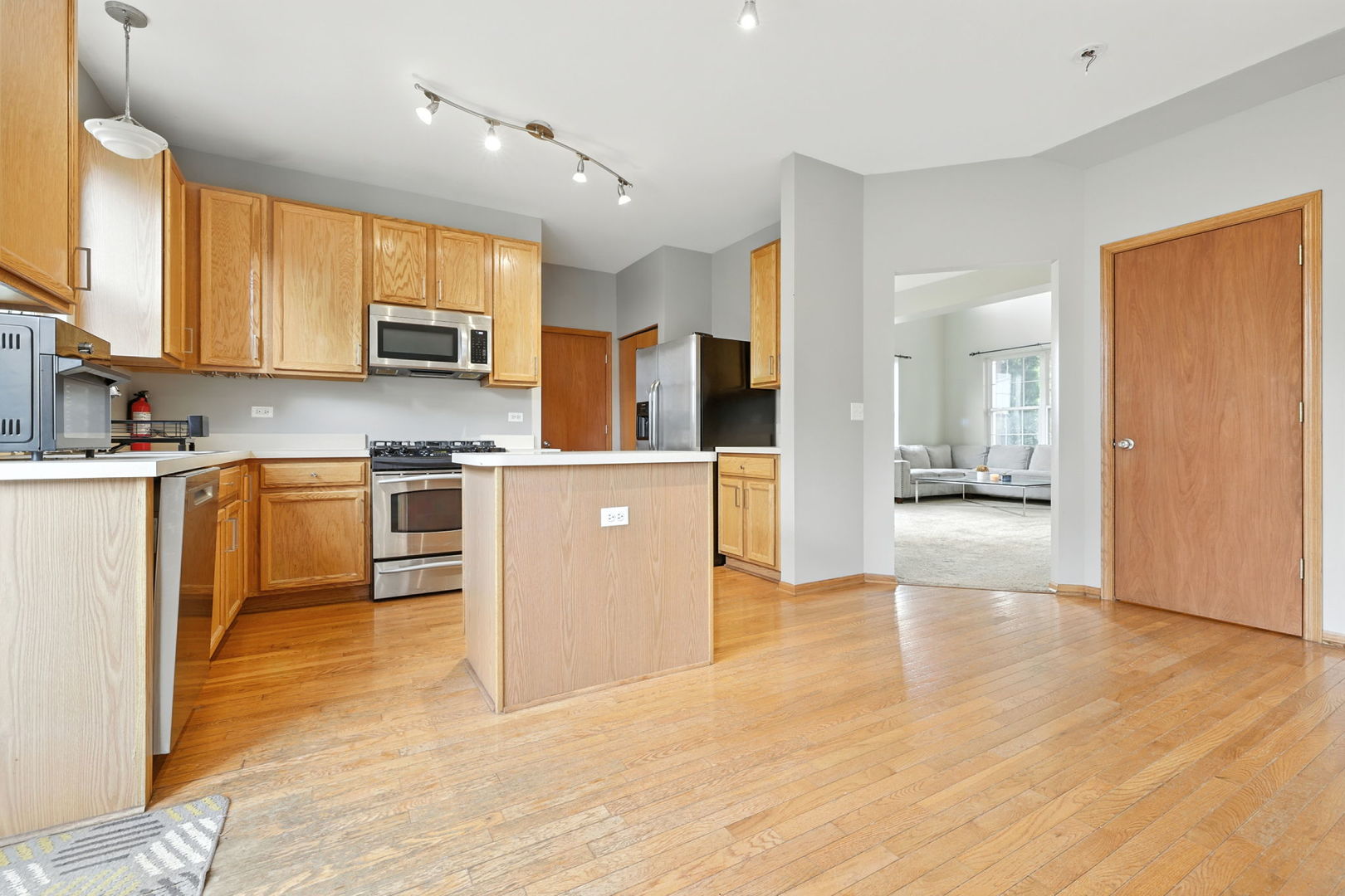 2027 W Savannah Parkway, Round Lake, IL 60073