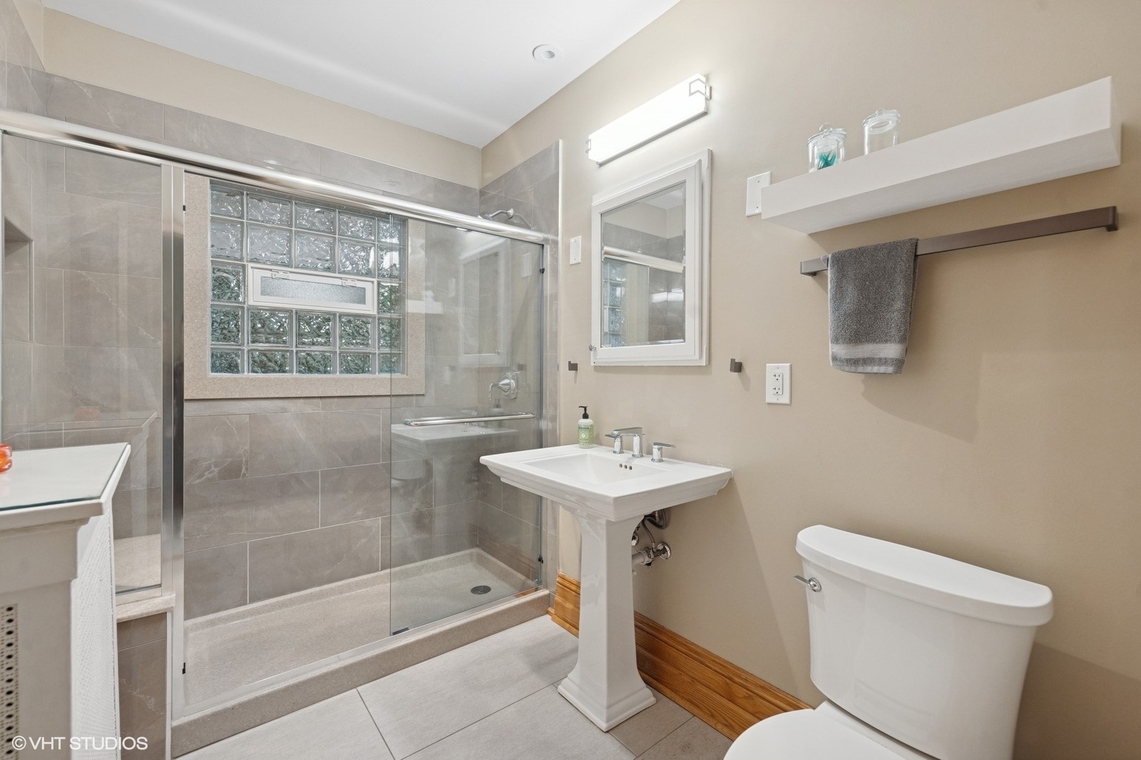 710 W Downer Place, Aurora, IL 60506