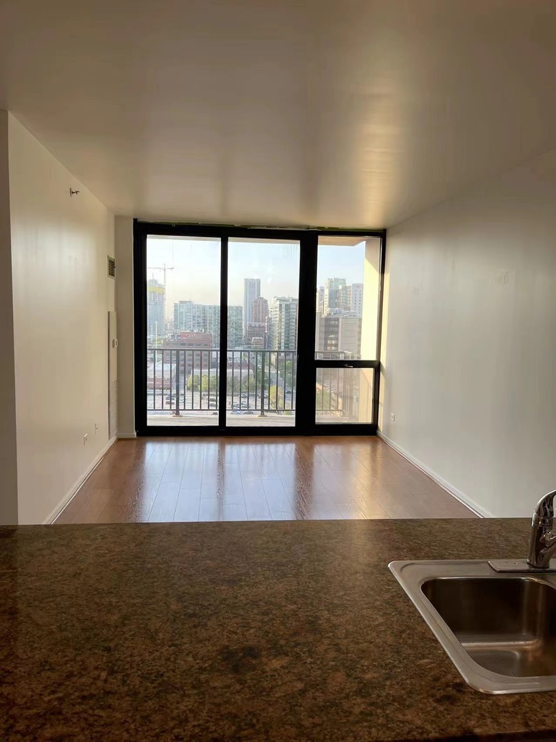 210 S Desplaines Street #1205, Chicago, IL 60661