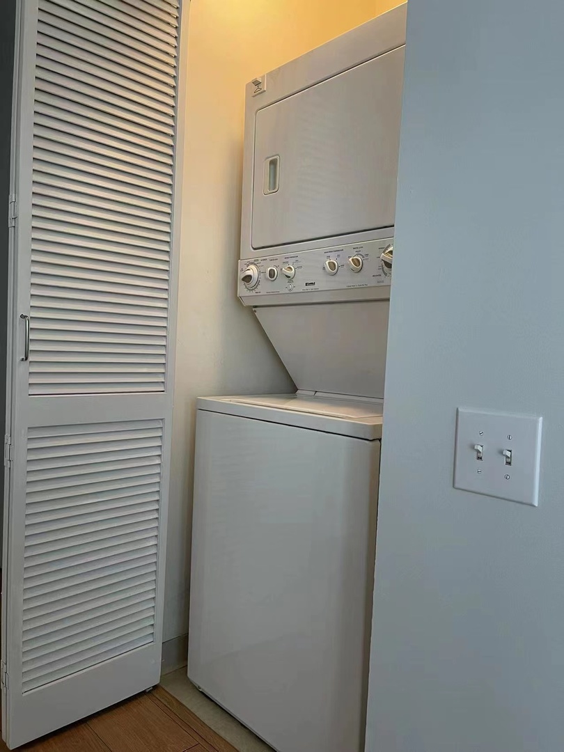 210 S Desplaines Street #1205, Chicago, IL 60661