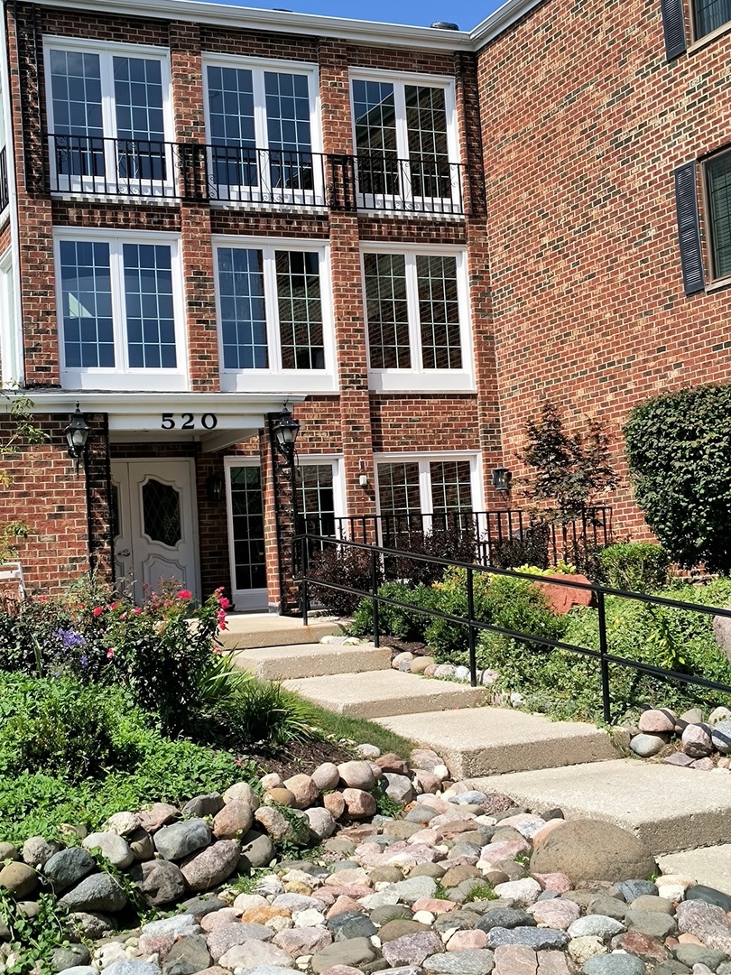 520 Biesterfield Road #318, Elk Grove Village, IL 60007