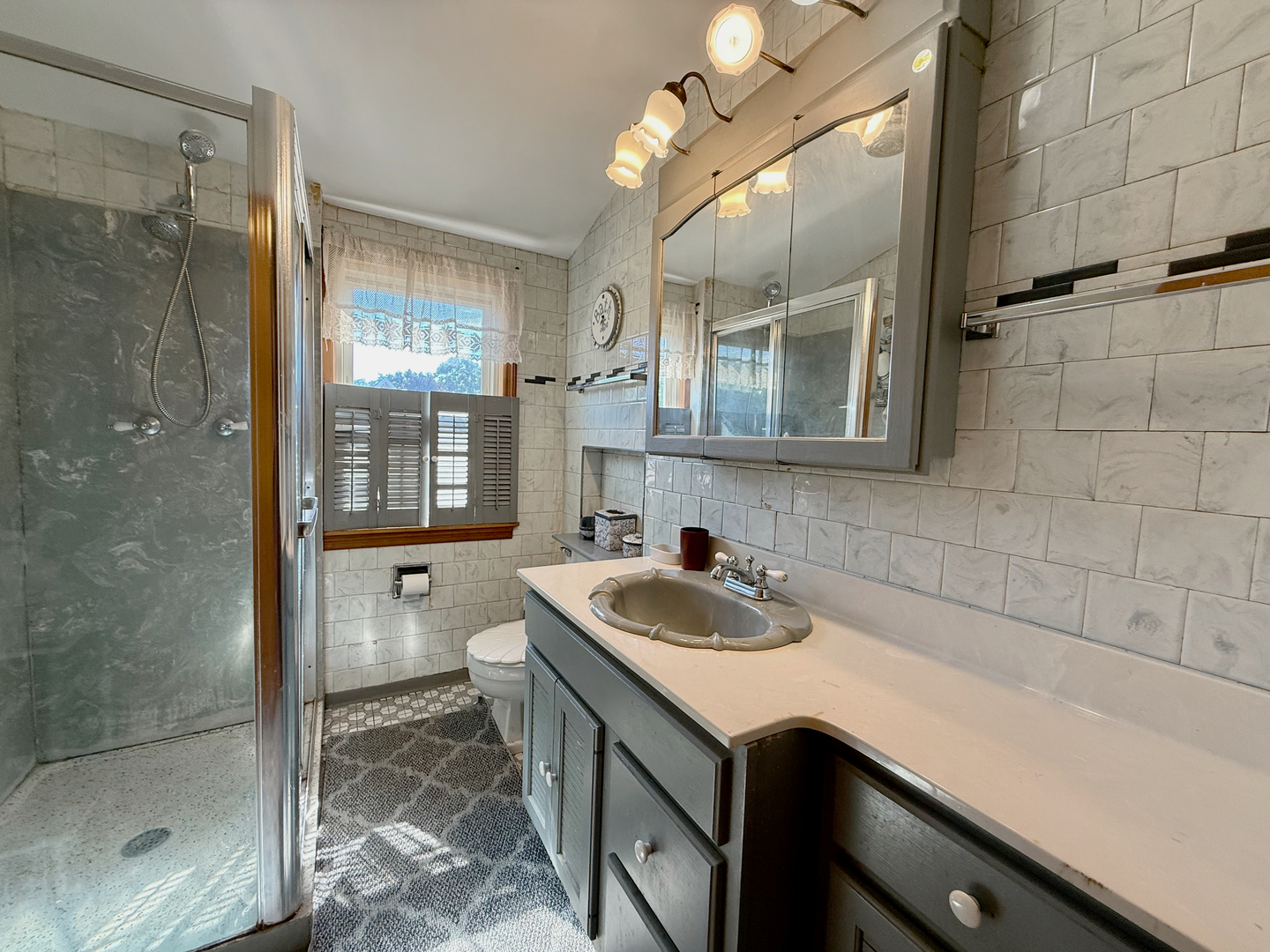 7425 W Devon Avenue, Chicago, IL 60631