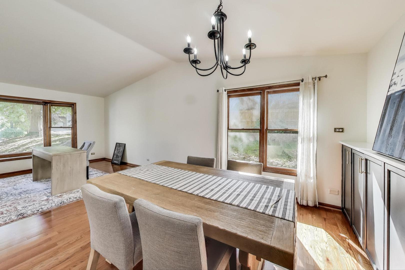 725 N Ashbury Avenue, Bolingbrook, IL 60440