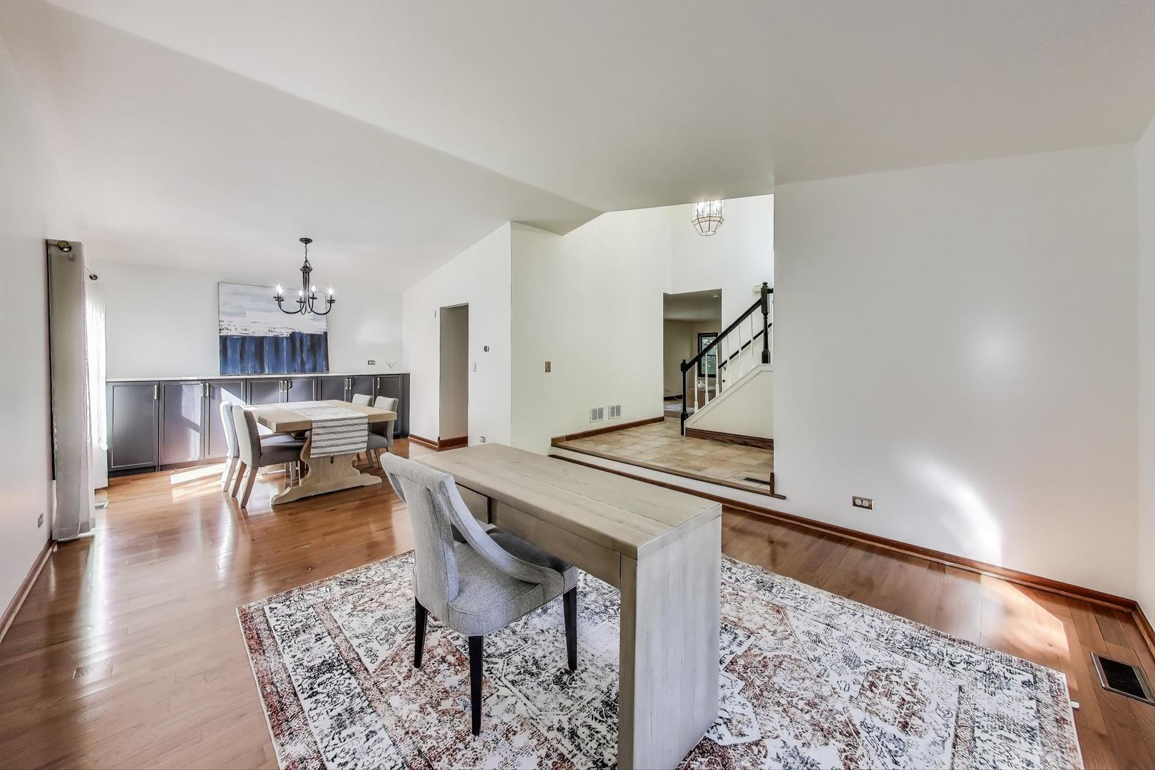 725 N Ashbury Avenue, Bolingbrook, IL 60440