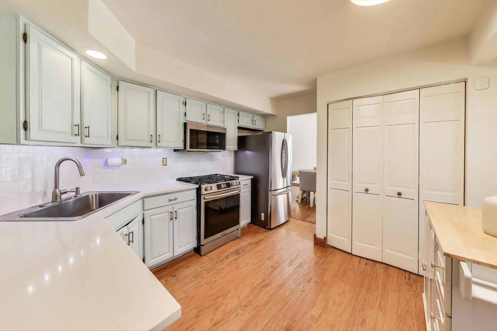 725 N Ashbury Avenue, Bolingbrook, IL 60440