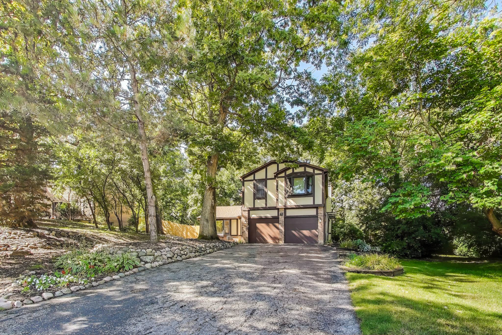 725 N Ashbury Avenue, Bolingbrook, IL 60440