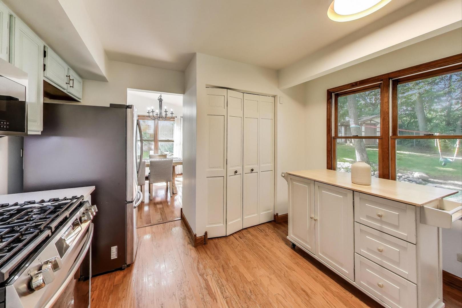 725 N Ashbury Avenue, Bolingbrook, IL 60440