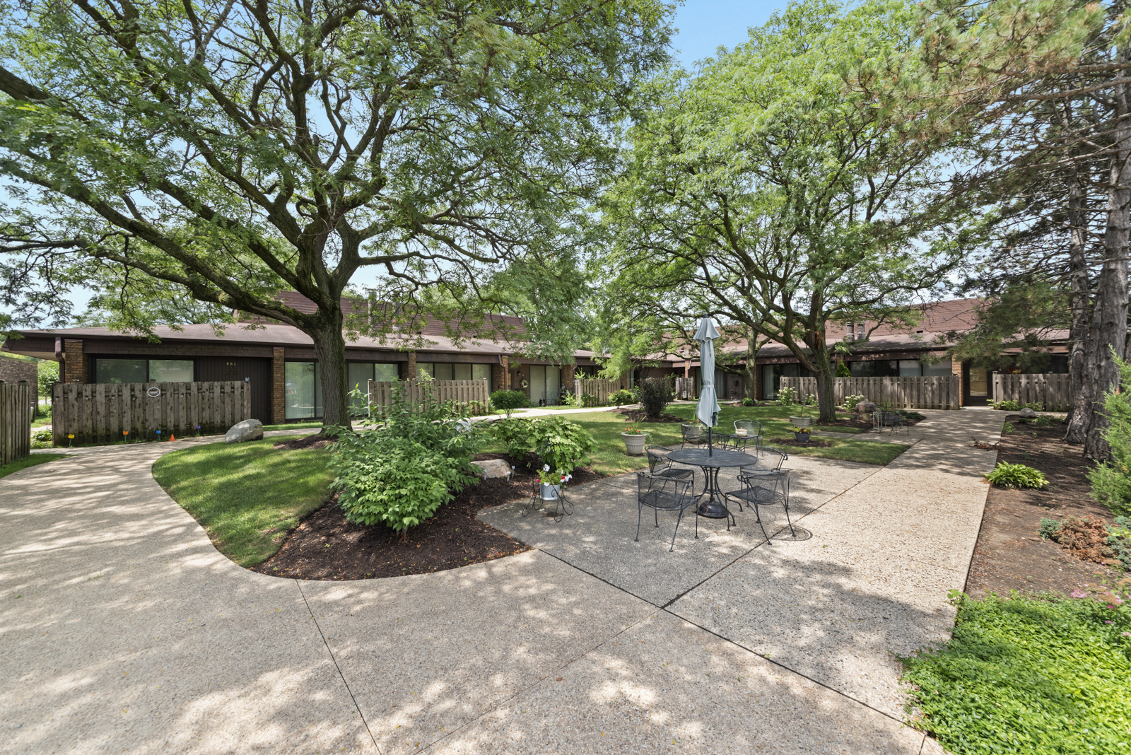 485 Raintree Court #B, Glen Ellyn, IL 60137