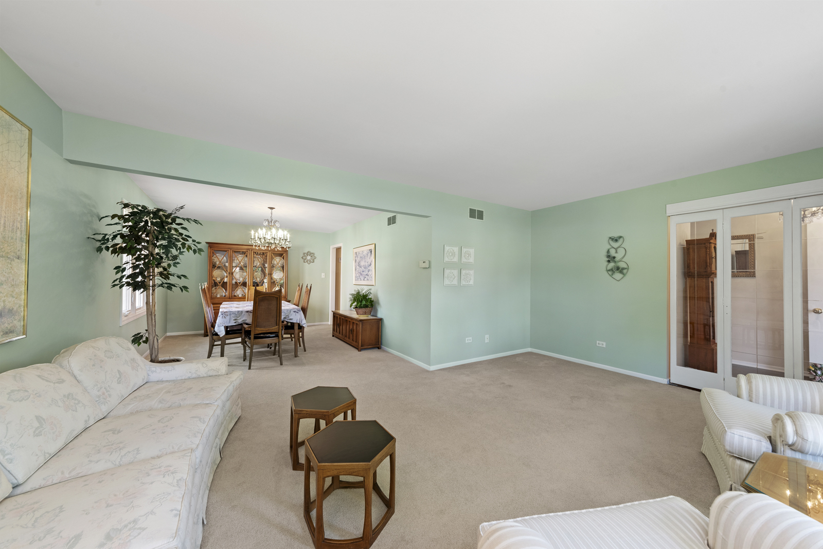 8269 Meadowwood Avenue, Woodridge, IL 60517