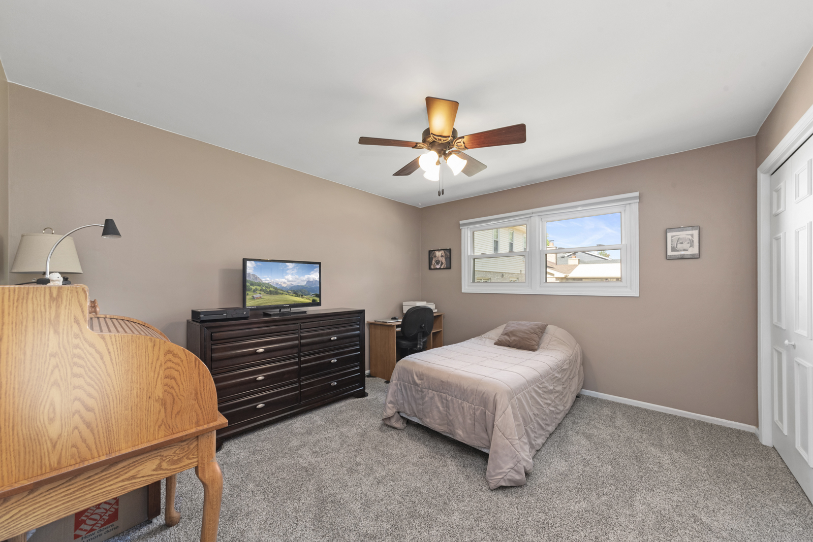 8269 Meadowwood Avenue, Woodridge, IL 60517