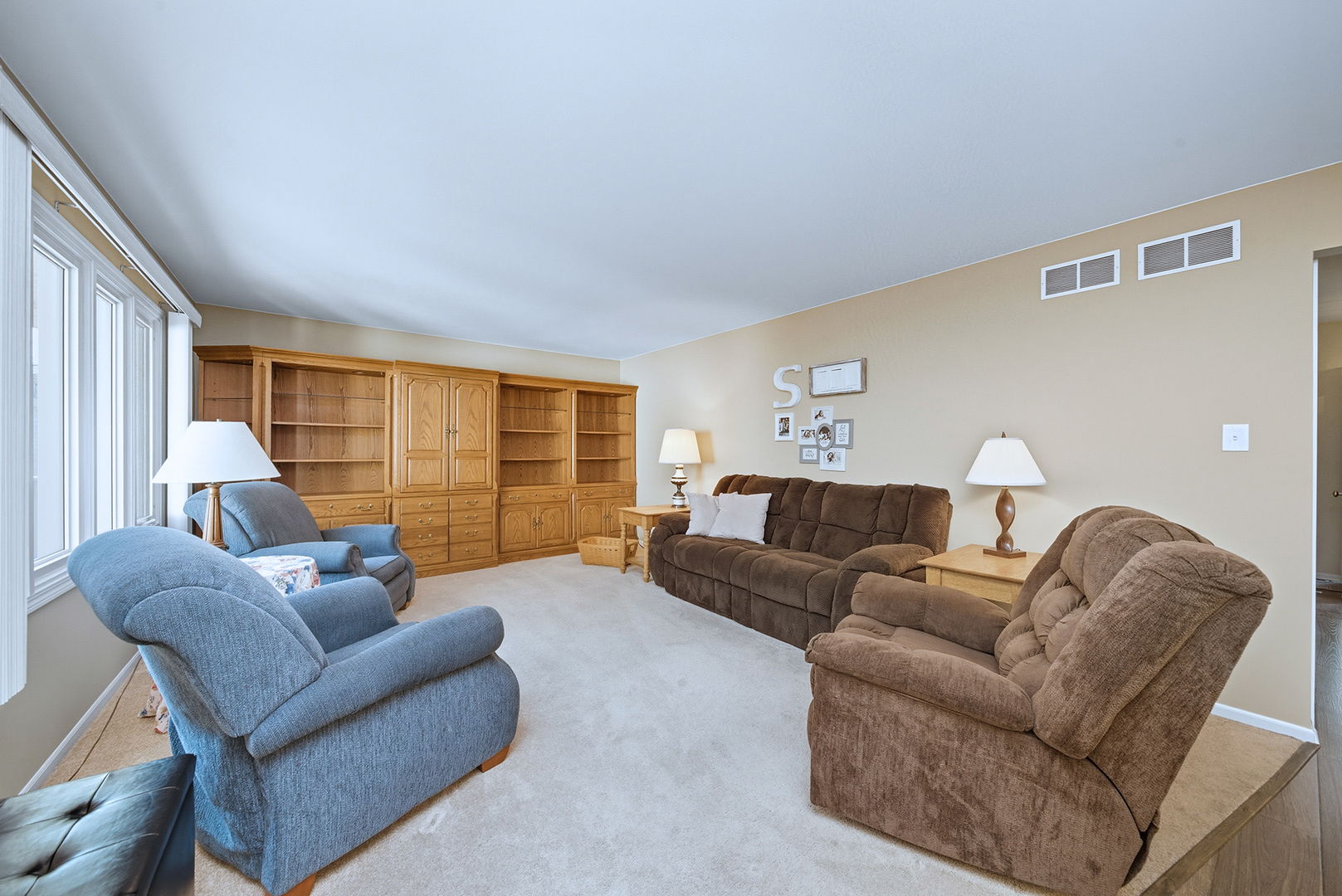 8269 Meadowwood Avenue, Woodridge, IL 60517