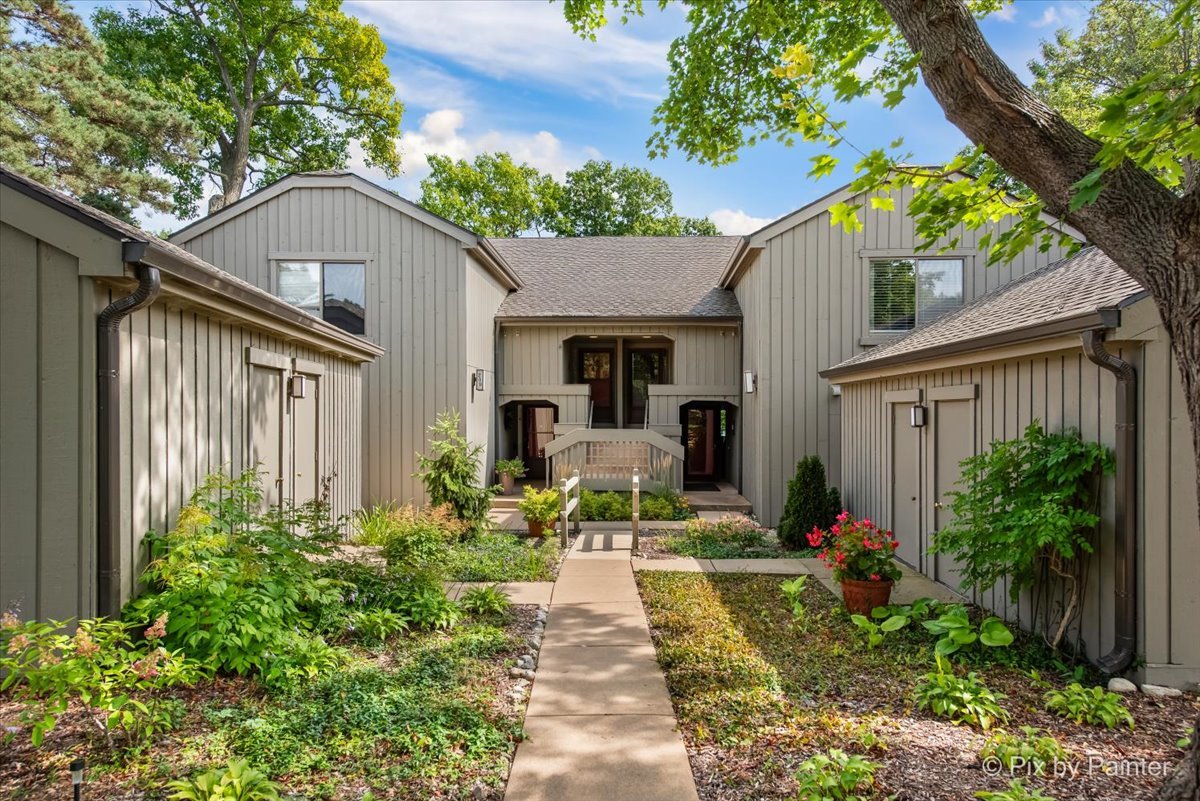 209 Shoreline Road #B, Lake Barrington, IL 60010