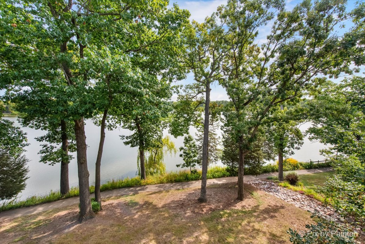 209 Shoreline Road #B, Lake Barrington, IL 60010