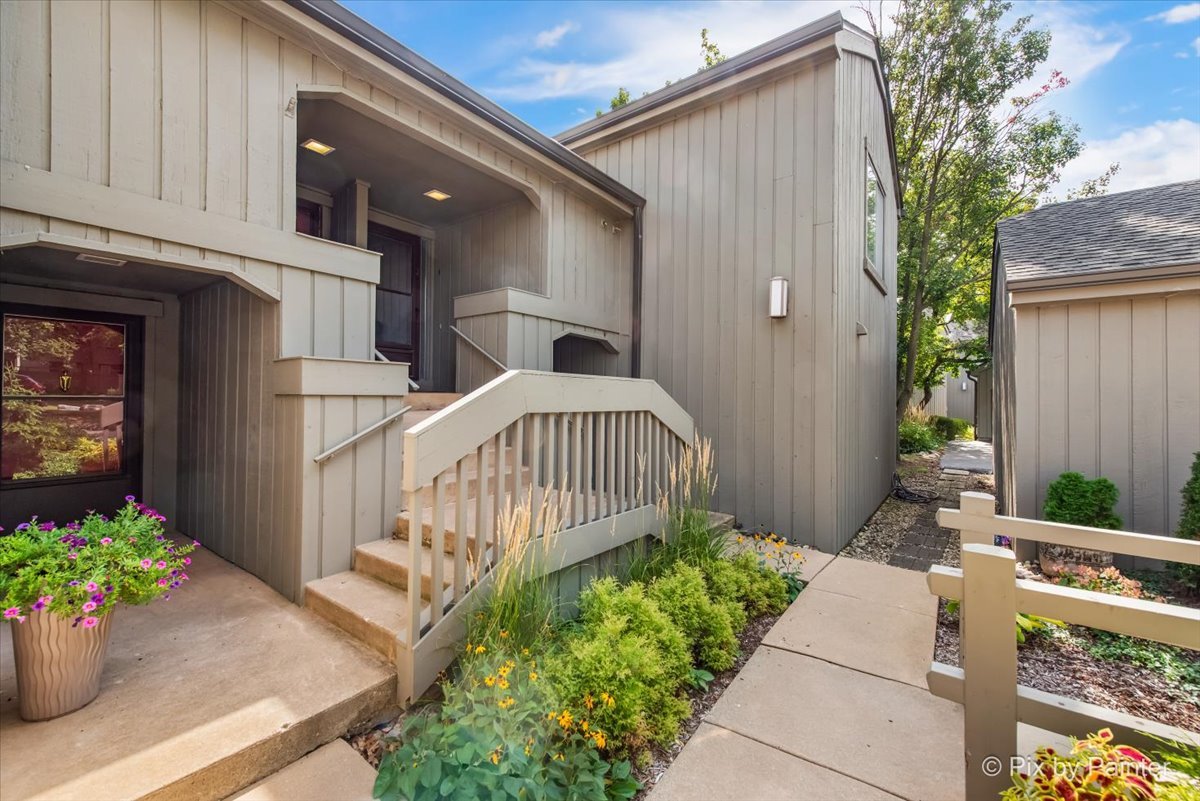 209 Shoreline Road #B, Lake Barrington, IL 60010
