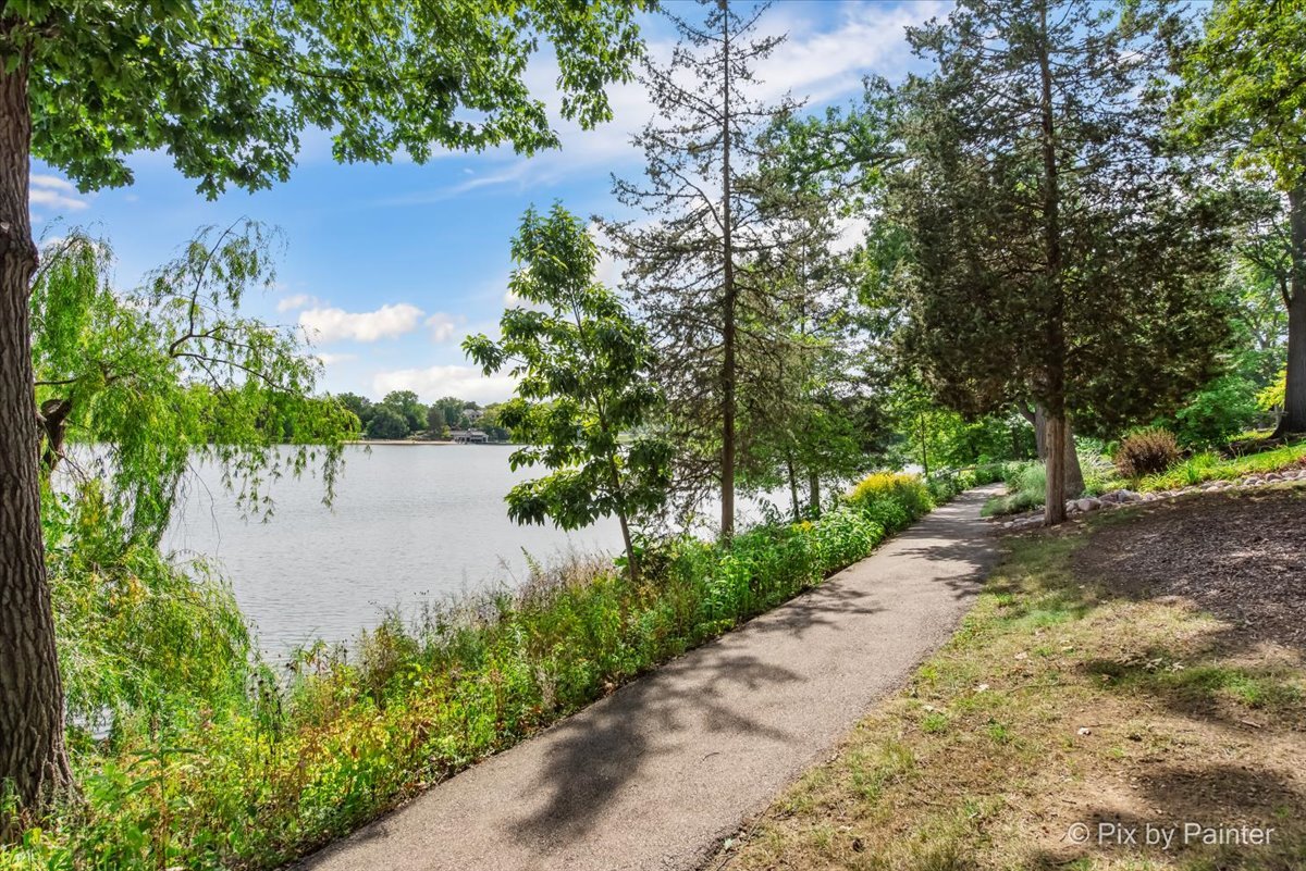209 Shoreline Road #B, Lake Barrington, IL 60010