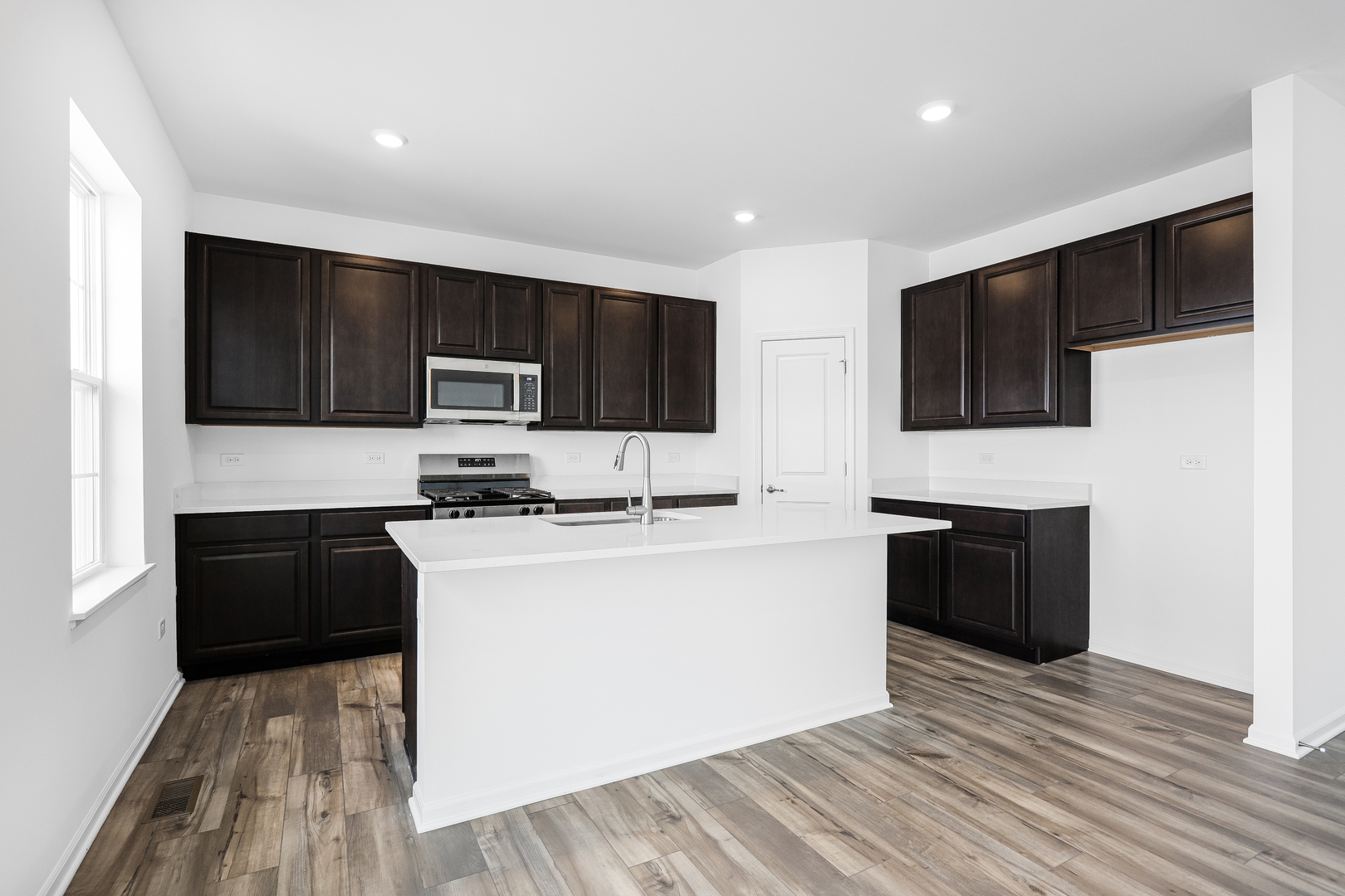 417 Hathaway Lane, Oswego, IL 60543