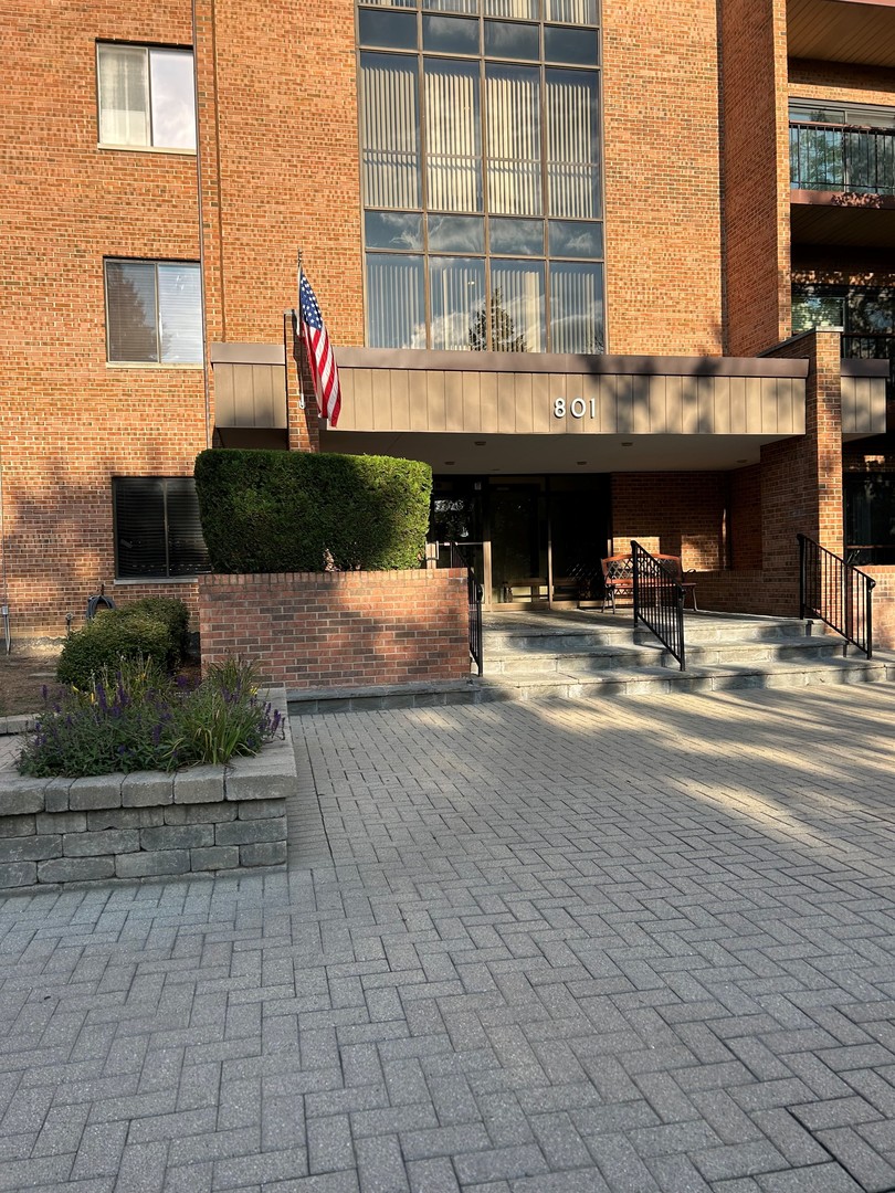 801 79TH Street #105, Darien, IL 60561