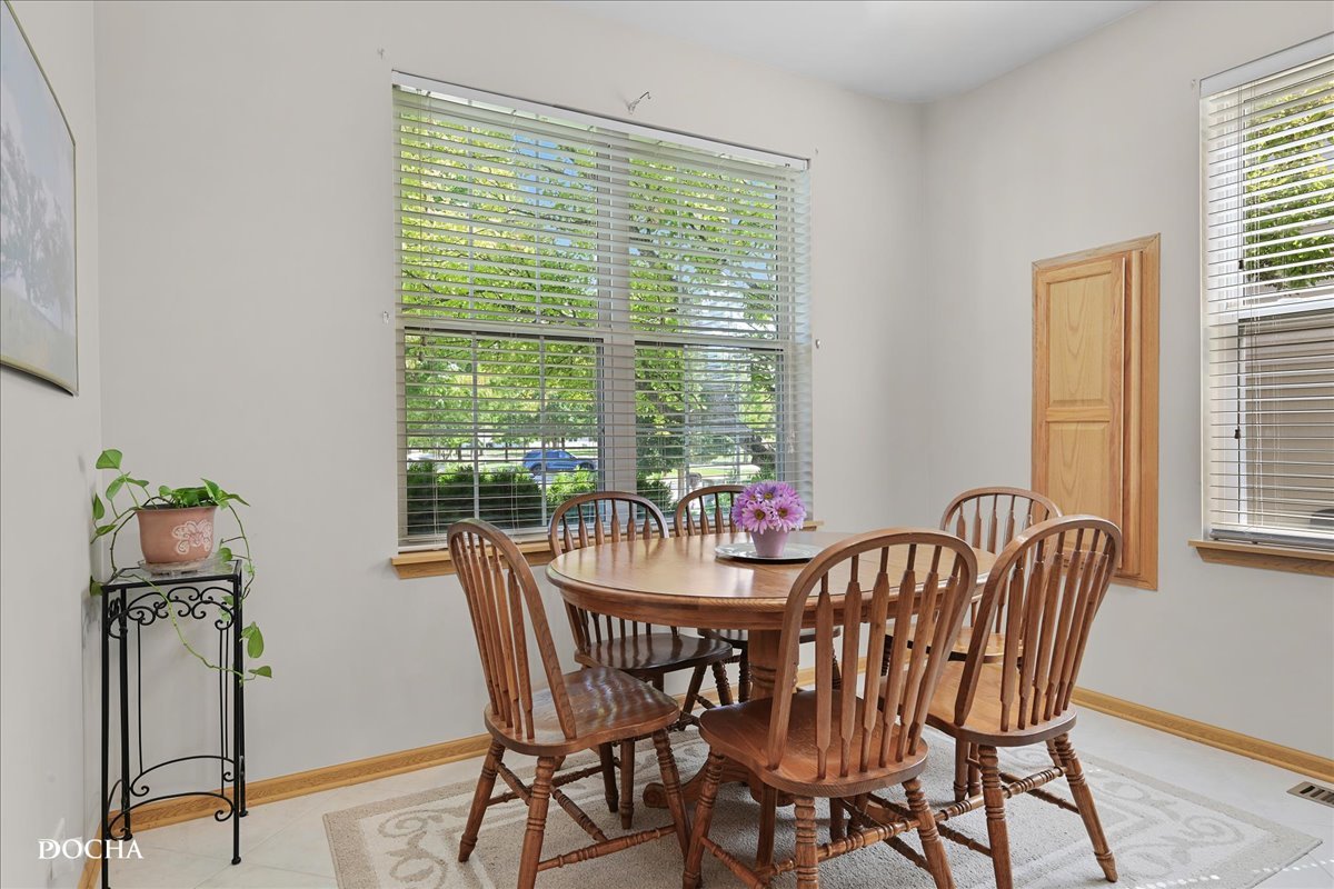 623 Queen Drive, Oswego, IL 60543