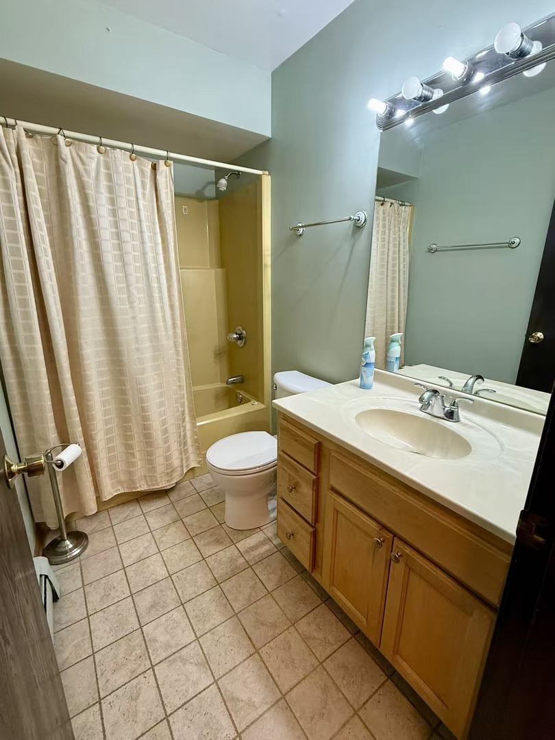 413 Kiowa Drive #202, Naperville, IL 60565